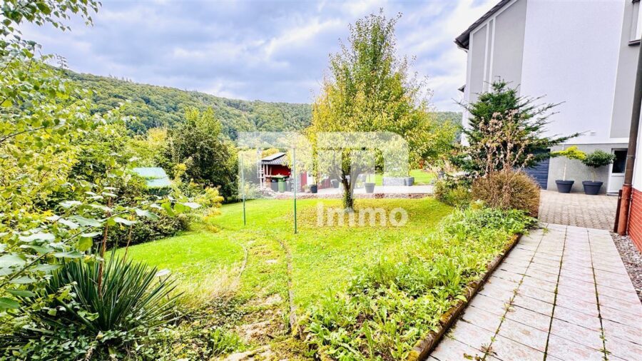 Ein- bis Zweifamilienhaus mit viel Potenzial in idyllischer Lagemit Terrasse und Garage - Großer Gartenbereich / Zufahrt